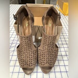 Clarks Jenness Energy Ankle Strap Peep Toe Brown Sandals Women's Size 9.5